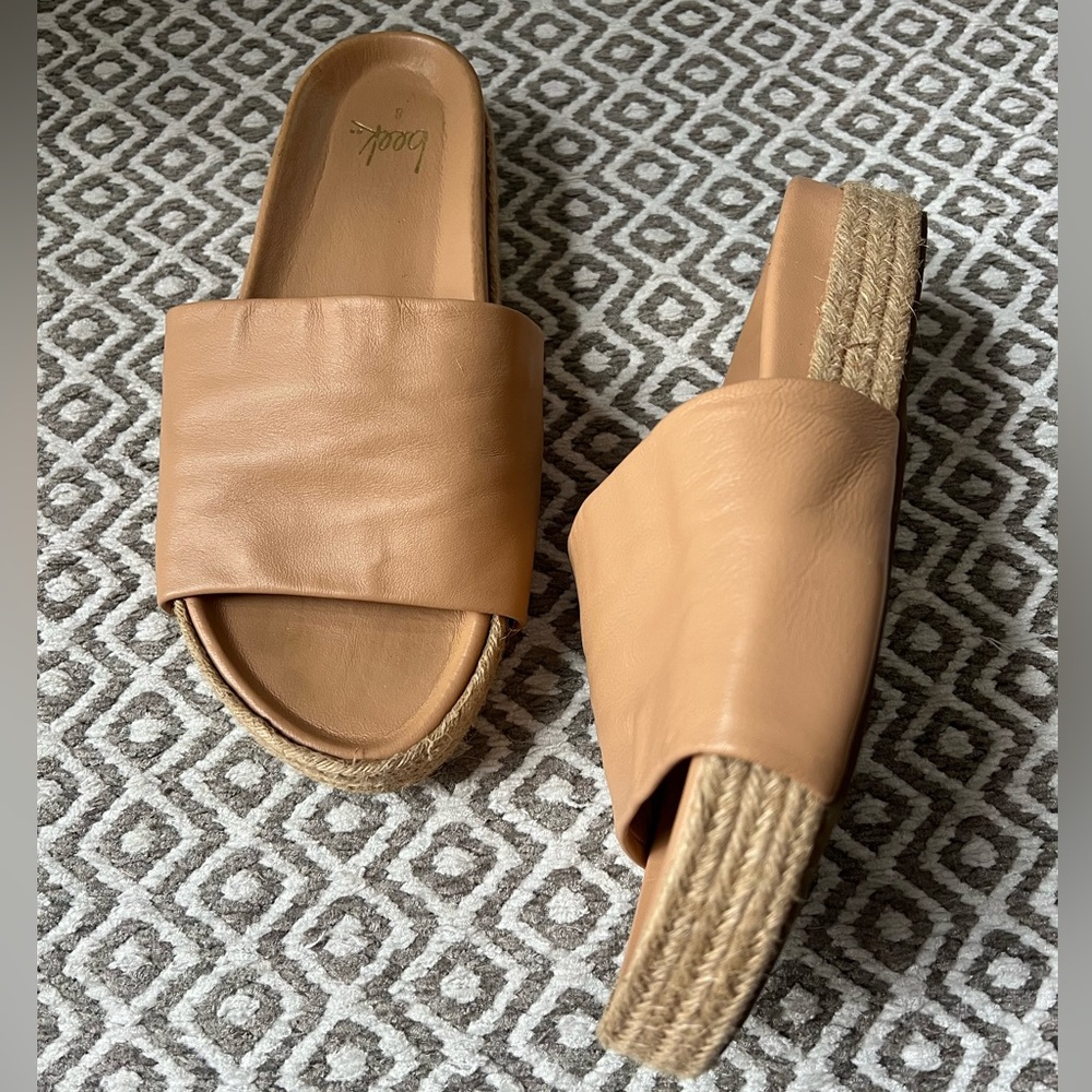 Pelican Beek Tan/Beige Leather Slide Sandals. Jute/Rope. Size 8. GOOD CONDITION!